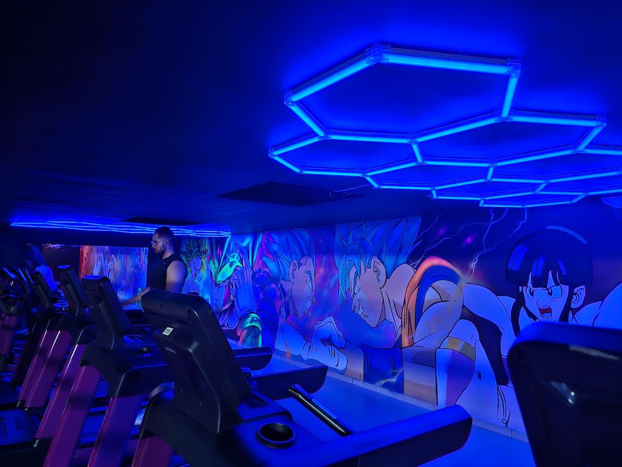 Zona de cardio con iluminación neón hexagonal