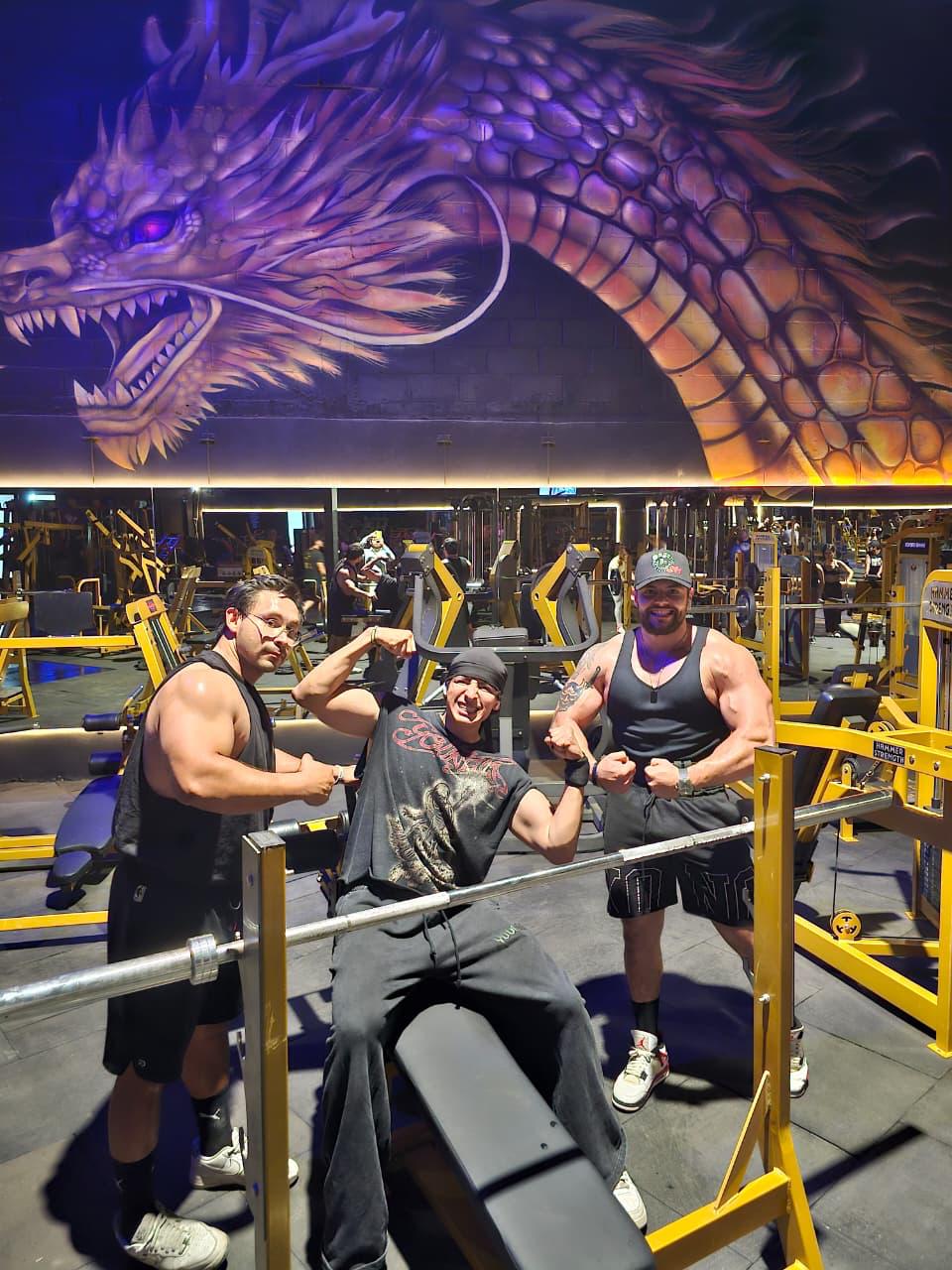 Socios entrenando en Golden's Gym